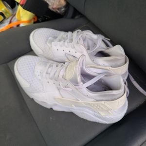 SOLD!! Nike Air Huarache size 9.5